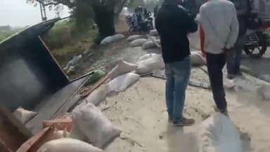 मऊरानीपुर: बरौरी के समीप हाईवे पर बाइक सवार 2 लोगों को टक्कर मारने के बाद पलटी चावल से भरी पिकअप, हादसे में 3 लोग हुए घायल