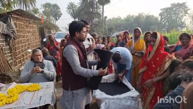 कटिहार: सदर प्रखंड के भवाड़ा पंचायत के महादलित टोला में जदयू प्रदेश सचिव ने कंबल का किया वितरण।