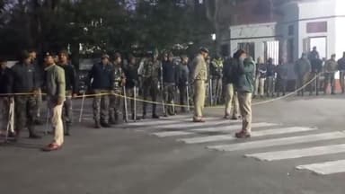 कांके: रांची स्थित राजभवन के बाहर बढ़ाई गई सुरक्षा, सत्ता पक्ष के विधायक राज्यपाल से कर सकते हैं मुलाकात