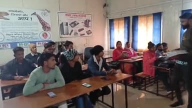 जमुई: जमुई कौशल विकास केंद्र में प्रशिक्षण प्राप्त कर रहे 40 छात्र-छात्राओं के बीच पुस्तक का किया गया वितरण