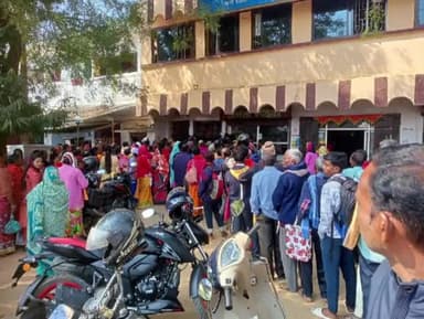 बानो: बैंक ऑफ़ इंडिया बानो में सुबह 6:00 से लगती लंबी लाइन ,काम नहीं होने पर दिव्यांग एवं वृद्धो को भारी परेशानी