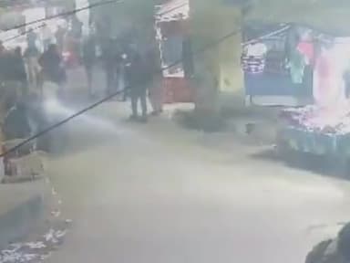 गाज़ियाबाद: हिंडन पुलिस चौकी क्षेत्र में युवकों में हुई मारपीट, दबंग ने युवक के सिर पर कांच की बोतल से किया हमला, वीडियो वायरल