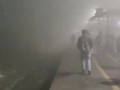 गाज़ियाबाद: गाजियाबाद रेलवे स्टेशन पर छाया घना कोहरा, विजिबिलिटी कम होने से कई ट्रेन हुईं लेट