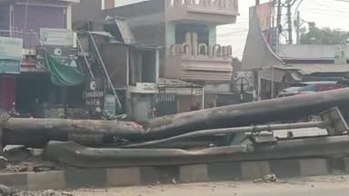 करछना: मामा भांजा चौराहे पर तेज रफ्तार हाइवा ट्रक ने अनियंत्रित होकर बोर्ड तथा डिवाइडर में मारी टक्कर,बाल- बाल बचे लोग