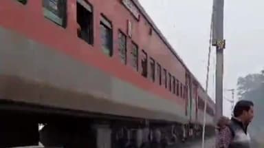 भदोही: कंधिया रेलवे क्रासिंग के पास मिला युवती का शव, पुलिस शव को पोस्टमार्टम के लिए भेजकर जांच में जुटी