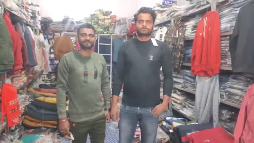 #लौकहा निवासी दिवाकर यादव जी ने हमारे प्रतिष्ठान पतंजलि स्टोर पर ठंडी के स्टाइलिस्ट कपड़े डिस्काउंट ऑफर में खरीदारी किये ।