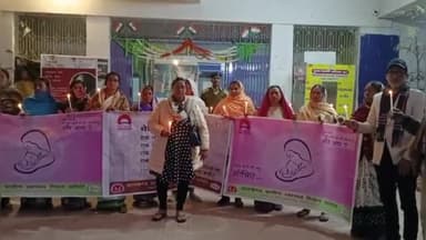 मधुपुर: अनुमंडलीय अस्पताल से भ्रूण हत्या रोकथाम को लेकर निकाला गया कैंडल मार्च
