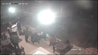 गोरखपुर: देर रात एम्स थाना क्षेत्र अंतर्गत मॉडल शॉप में मनबढ़ों ने मॉडल शॉप के मैनेजर व वर्कर को पीटा, सीसीटीवी फुटेज आया सामने