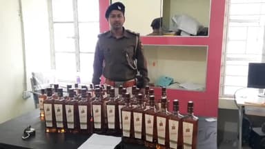 सासाराम: सासाराम नगर थाना की पुलिस ने दलेलगंज मोहल्ले से अवैध शराब के साथ एक अवैध शराब कारोबारी को किया गिरफ्तार