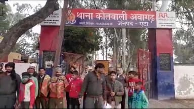 जलेसर: भैंस चोरी की घटना से आक्रोशित नगला गरीबा के ग्रामीण पहुंचे अवागढ थाना।