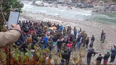 थराली: थराली प्रखंड के सुनला निवासी नायब सूबेदार उमेद सिंह का राजकीय सम्मान के साथ उनके पैतृक घाट में किया गया अंतिम संस्कार