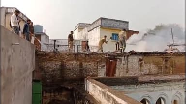 मोठ: पूँछ कस्बे में अज्ञात कारणों के चलते कच्चे मकान में लगी आग गृहस्थी का सामान जलकर हुआ राख पीड़ित ने शासन प्रशासन से की आर