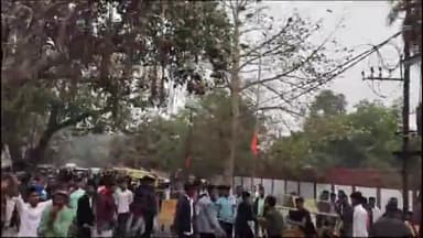 जमुई: इंटर परीक्षार्थियों ने डीएम आवास के समक्ष सड़क को किया जाम, पुलिस द्वारा लाठीचार्ज किए जाने पर कई छात्र हुए घायल