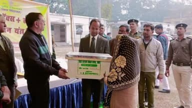 कटिहार: संयुक्त कृषि भवन में मधुमक्खी पालन को लेकर किसानों को दिया गया बॉक्स, जिले के अलग-अलग प्रखंडों से पहुंचे किसान