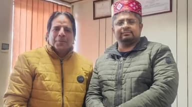 मंडी: संयुक्त व्यापार संगठन के प्रदेश संगठन सचिव सुरेश कौशल ने गुरुवार को डीसी मंडी अरिंदम चौधरी से की शिष्टाचार भेंट