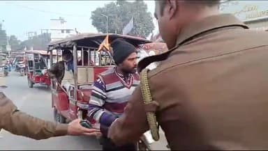 गोरखपुर: शास्त्री चौक पर एसपी ट्रैफिक ने ई रिक्शा के खिलाफ अभियान चलाकर की धार पकड़