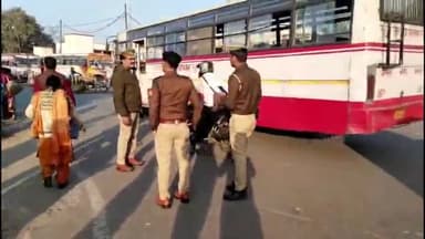 गोरखपुर: यातायात पुलिस जनपद गोरखपुर की टीम ने रोडवेज पर ई रिक्शा के खिलाफ चलाया अभियान