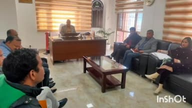 मंडी: महापौर वीरेंद्र भट शर्मा ने IPH व PWD  के अधिकारियों के साथ की बैठक, वार्ड 14 व 15 में आ रही समस्याओं पर की चर्चा