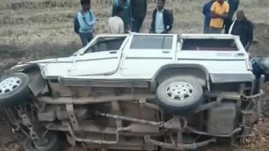 चांपा: चांपा-कोरबा रोड में बोलेरो का टायर फटने से वाहन अनियंत्रित हो कर पलटा।