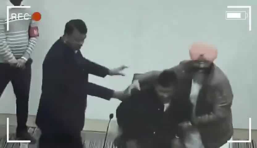 🚨ये वीडियो देखिए🚨

मोदी जी देश भर में कैसे बेईमानी करके चुनाव जीतते हैं।

#chandigarhmayorelection