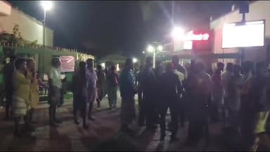 விருத்தாசலம்: விருதாச்சலம் ஒழுங்குமுறை விற்பனை கூடத்தில் நெல் மூட்டைகளை ஏற்றி வந்த விவசாயிகள் ஊழியர்களுடன் வாக்குவாதத்தில் ஈடுபட்டதால் பரபரப்பு