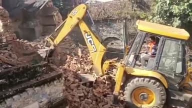 पंचकूला: कालका प्रशासन की ओर से मेन मार्केट कालका में पुरानी व कंडम घोषित हो चुकी बिल्डिंग को जेसीबी मशीन से गिराया गया