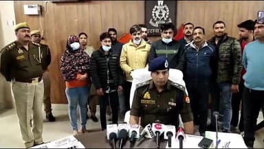 इटावा: सिविल लाइन पुलिस ने ब्लैकमेल कर लोगो से अवैध वसूली करने वाले पति पत्नी समेत 4 को गिरफ्तार किया,नगदी व आभूषण किये बरामद