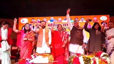 आगरा: एमजी रोड स्थित सूरसदन प्रेक्षागृह में आयोजित हुआ स्मार्ट महिला सम्मेलन,जानकारी देती मेयर हेमलता दिवाकर