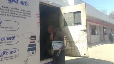 करछना: जिला निर्वाचन अधिकारी प्रयागराज के निर्देशन में यमुना पार क्षेत्र के विभिन्न स्थानों पर लोगों को किया जा रहा जागरूक