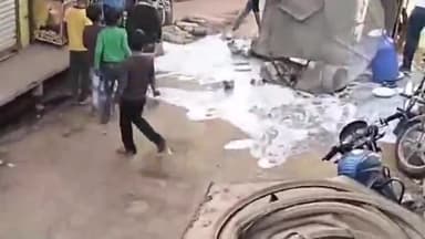 गुना नगर: खराब सड़क के कारण तलैया मोहल्ला पर दूध का ठेला पलटा हुआ काफी नुकसान