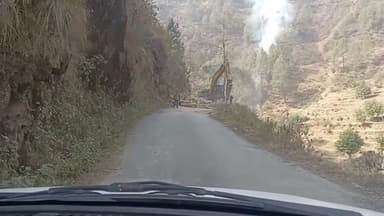 थराली: थराली विधानसभा के नारायणबगड़ भगोती मौणा मोटर मार्ग पर हो रहे सड़क अपग्रेडेशन कार्य के दौरान लग रहा जाम,लोग परेशान