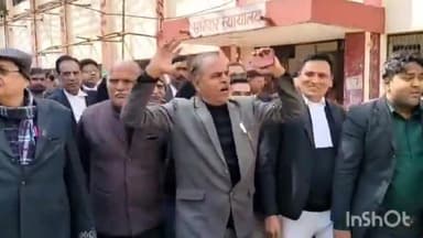 आगरा: भगवान टॉकीज स्थित दीवानी में अधिवक्ताओं ने हाईकोर्ट बेंच की मांग को लेकर निकाली प्रभात फेरी,अधिवक्ता करेंगे आंदोलन