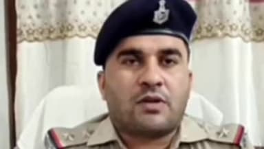 चोरौत: चोरौत पश्चिमी पंचायत के वार्ड संख्या 5 से शराब के नशे में एक युवक को पुलिस ने किया गिरफ्तार