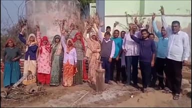 बुहाना: ढाणा गांव में बने बोरवेल को ठीक करने में अनियमितता बरतने पर ग्रामीणों ने किया विरोध प्रदर्शन, पानी की बनी विकट समस्या
