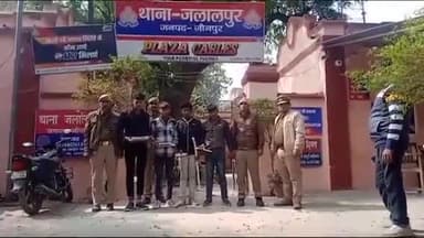 केराकत: दरवेशपुर हाईवे पुलिया अंडरपास से थाना जलालपुर पुलिस टीम ने चार शातिर चोरों के कब्जे से 1 तमंचा ,1 जिंदा कारतूस 315 बोर,