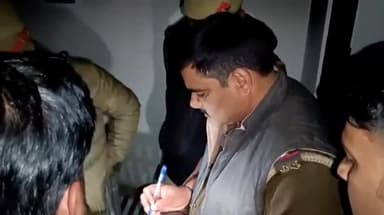 भदोही: रेवडा परसपुर में आग से जलकर महिला की मौत,पुलिस ने शव पोस्टमार्टम के लिए भेजा