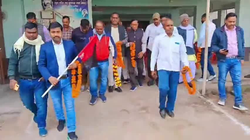 शहीद जगदेव प्रसाद जी के 102वीं जयंती पर कुशवाहा सभा भवन के द्वारा मोहन-बीघा चौक स्थित प्रतिमा पर माल्यार्पण किया गया #jagdevprasad