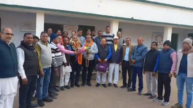 मेदिनीनगर (डालटनगंज): बीआरसी सूदना में सम्मान समारोह आयोजित कर सेवानिवृत्त क्षेत्र शिक्षा पदाधिकारी हरेन्द्र तिवारी को दी गई विदाई