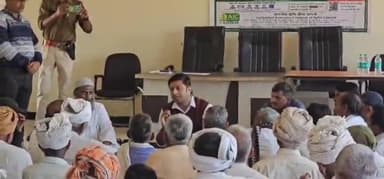 सलूम्बर: डाल के डांगीवाडा में जाजम पर बैठकर जिला कलेक्टर ने किया किसानों के साथ संवाद, कलेक्टर की सादगी देख किसान हुए प्रसन्न
