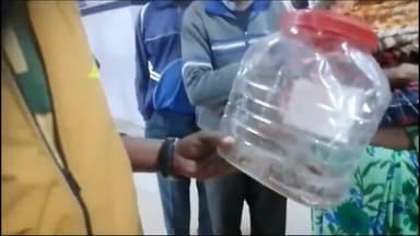 पन्ना: खेजड़ा मंदिर के पास २० वर्षीय युवती को सांप के डसने के बाद सांप को पकड़कर जिला अस्पताल पहुंचा पिता मचा हड़कंप।