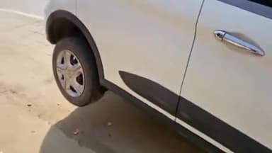 करनाल: मॉडल टाउन सड़क में गड्ढा होने से महिला की गाड़ी गिरी गड्ढे में टला बड़ा हादसा