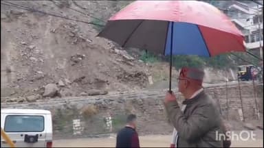 मंडी: आफत बनता जा रहा विश्वकर्मा मंदिर के समीप दरकी पहाड़ी से गिरता मलबा, महापौर वीरेंद्र भट्ट शर्मा ने स्थिति का लिया जायजा