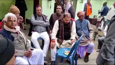 करपी: गोह के पूर्व विधायक पहुंचे केयाल गांव पत्रकार विजय जी के माता जी को श्रद्धांजलि देने