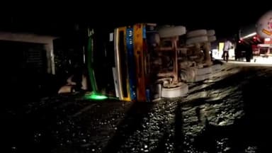 விருத்தாசலம்: சாலை விரிவாக்க பணிகளுக்காக மாற்றுப் பாதை முறையாக அமைக்காததால் நெல் ஏற்றிச் சென்ற லாரி வண்ணாண்குடிகாடு அருகே சாலையில் கவிழ்ந்து விபத்து