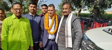 भदोही: कौडर में पूर्व विधायक रवींद्रनाथ त्रिपाठी ने दी एसडीएम पद पर चयनित पवन कुमार को बधाई,कहा पवन ने किया क्षेत्र का नाम रौशन