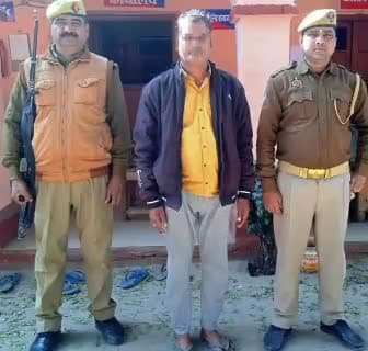 केराकत: मकरा चौराहे के पास से थाना जलालपुर पुलिस टीम द्वारा 10 लीटर अवैध देशी शराब के साथ एक अभियुक्त को गिरफ्तार चालान कर भेजा