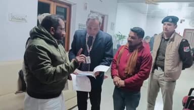 भदोही: भदोही के विधायक जाहिद बेग ने रेलवे के मंडल रेल प्रबंधक से मुलाकात कर विभिन्न मांगों से संबंधित सौपा ज्ञापन