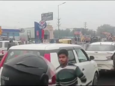 गाज़ियाबाद: दिल्ली-मेरठ एक्सप्रेसवे पर डिवाइडर पर चढ़ी तेज रफ्तार वैगनआर, हादसे में 5 लोग हुए घायल