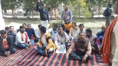 सासाराम: विभिन्न मांगों को लेकर सासाराम के कलेक्ट्रेट में बिहार राज्य उम्मीदवार अनुसेवक संघ के लोगों के द्वारा किया गया बैठक।