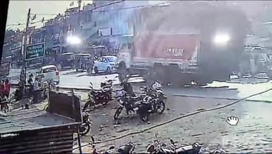 कैसरगंज: गजाधरपुर के पास अनियंत्रित होकर पलटा ट्रक का लाइव वीडियो आया सामने